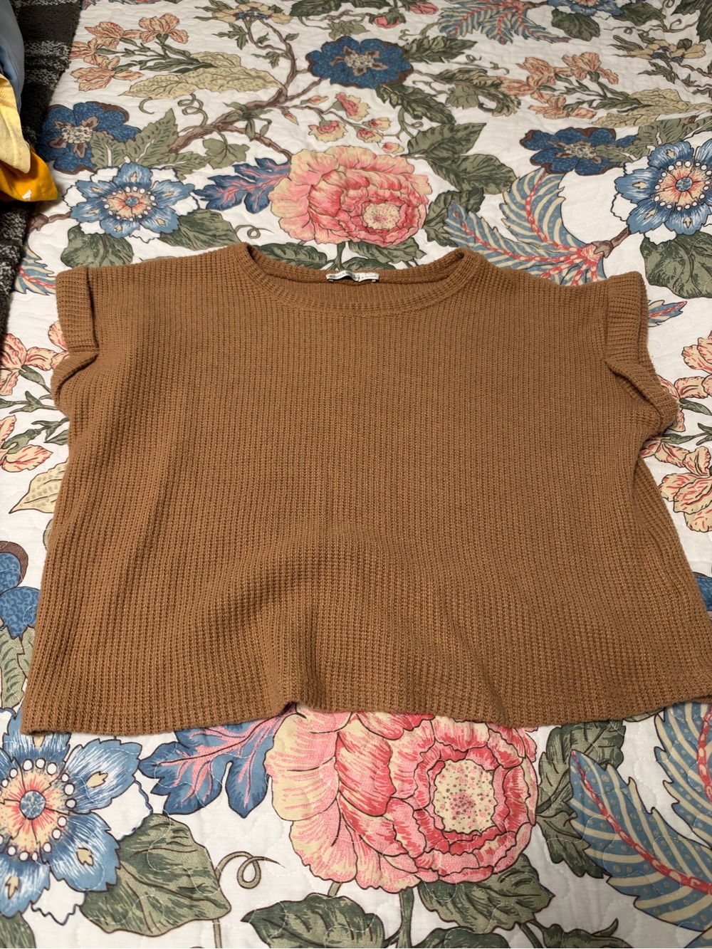 Zenana Outfitters Camel Short-Sleeve Cropped Knit Top